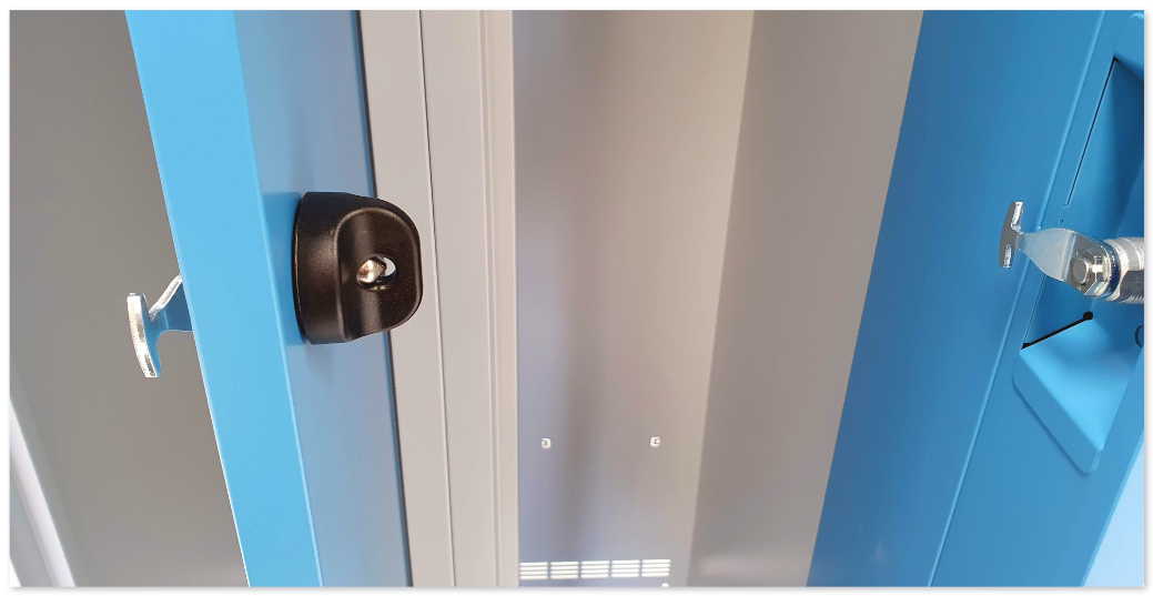 ALFA 3 - bezpečnostní otočný uzávěr pro visací zámek nainstalovaný do dveří, pohled z přední i zadní strany