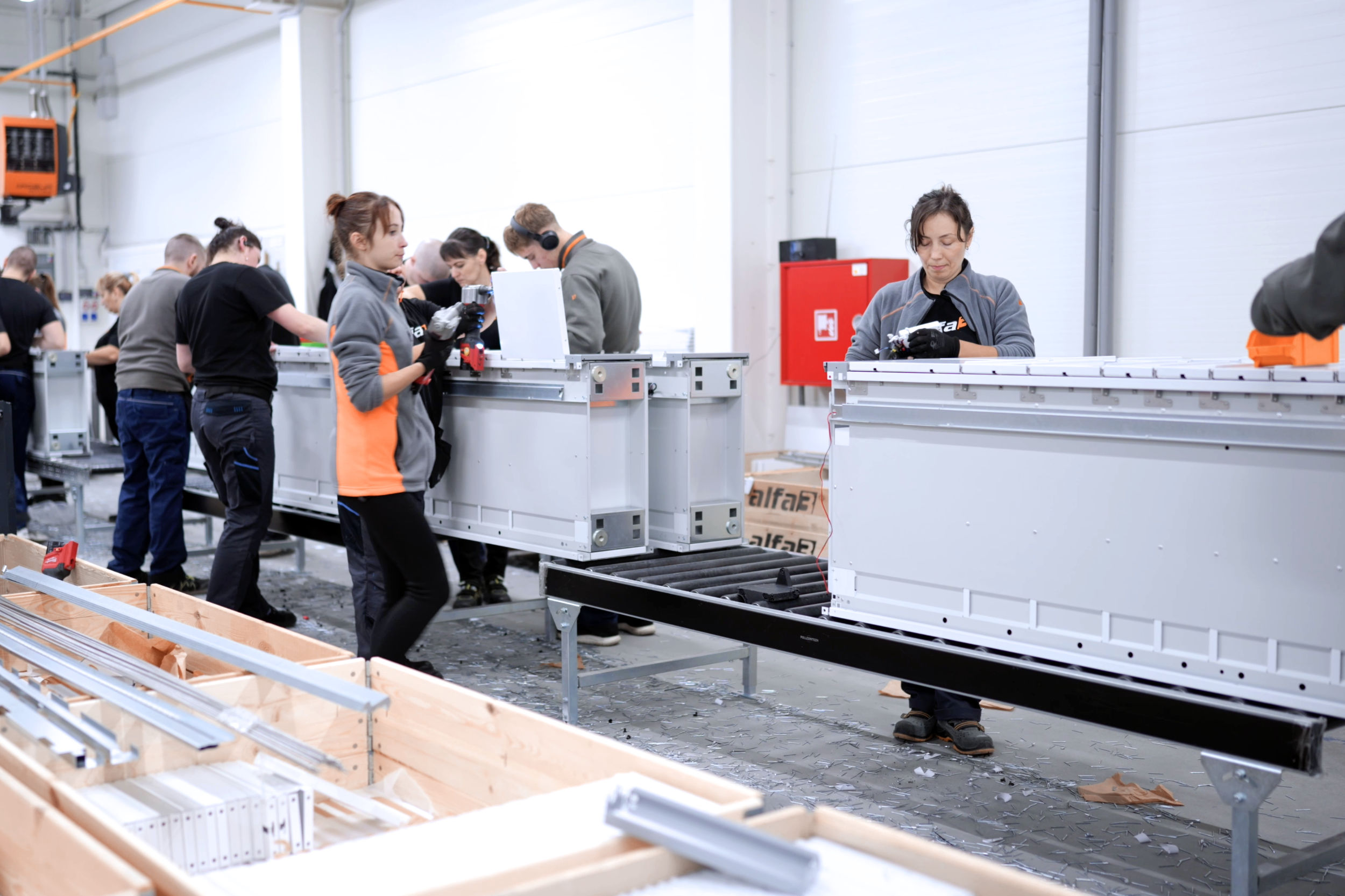 English alfaBOX parcel lockers are manufactured at ALFA 3, where skilled technicians ensure precise assembly, rigorous quality control and reliable performance of every unit. English alfaBOX parcel lockers are manufactured at ALFA 3, where skilled technicians ensure precise assembly, rigorous quality control and reliable performance of every unit.