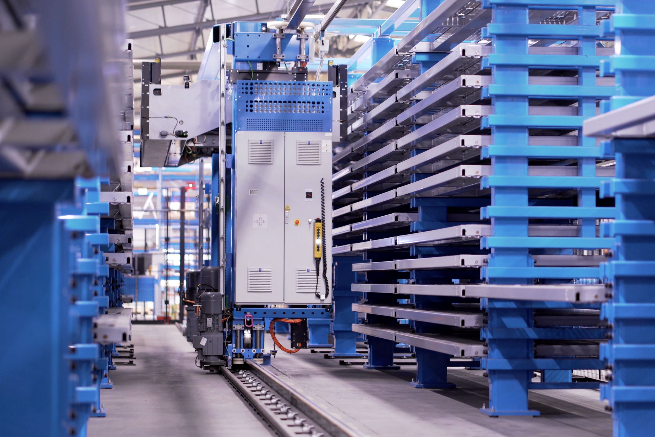 The automated storage system ensures efficient material handling and a continuous supply of components for production. Its high level of automation supports fast, precise and reliable manufacturing of ALFA 3 products. The automated storage system ensures efficient material handling and a continuous supply of components for production. Its high level of automation supports fast, precise and reliable manufacturing of ALFA 3 products.