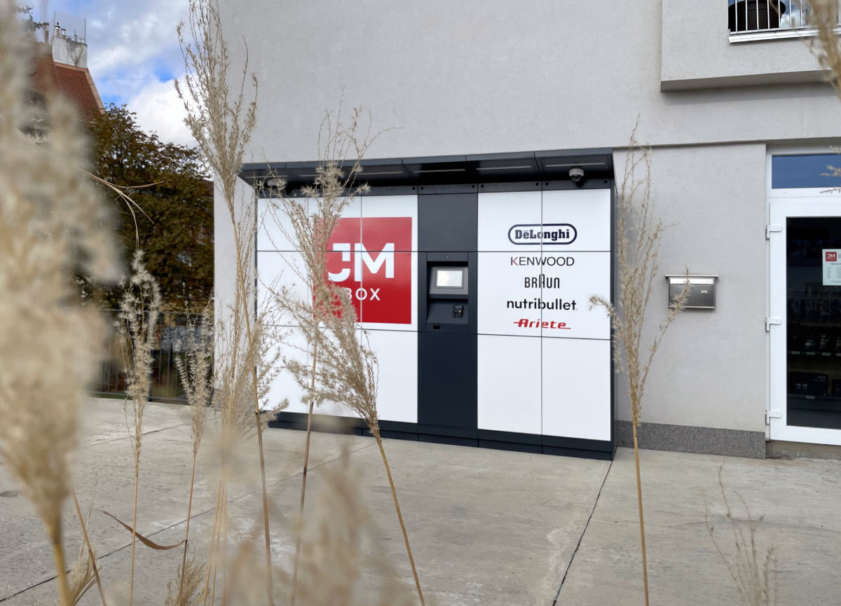 Electronically lockable boxes for handing over repaired appliances to customers 