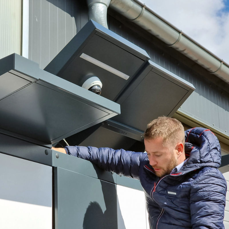 Demonstrating the service area equipment of the AlfaBOX parcel delivery lockers 