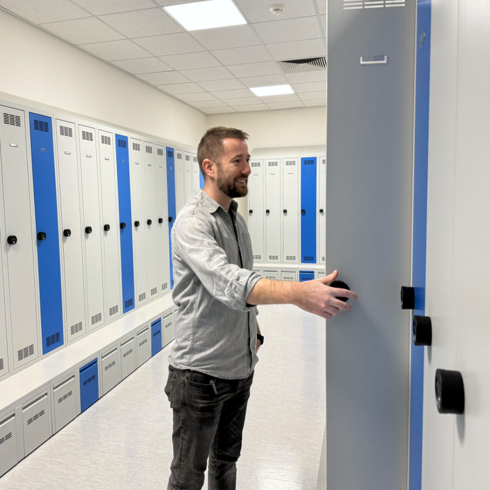 Metal wardrobes with bench and pull-out shoe racks, lockable with code locks.