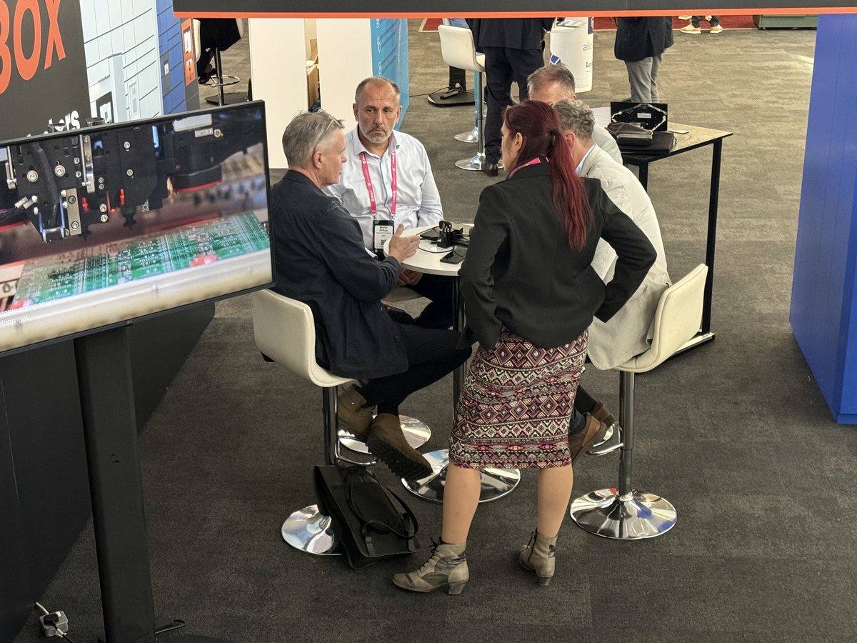 Discussions with logistics industry representatives at our stand. Discussions with logistics industry representatives at our stand.
