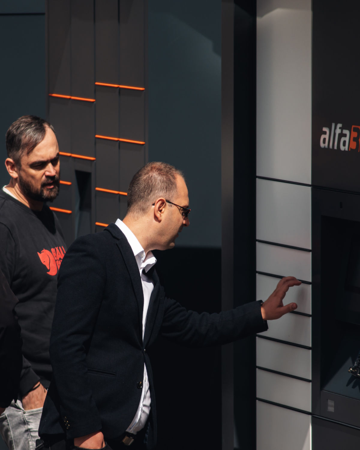 Practical demonstration of the operation and design of ALFA 3 smart parcel lockers during the GLS Group visit.