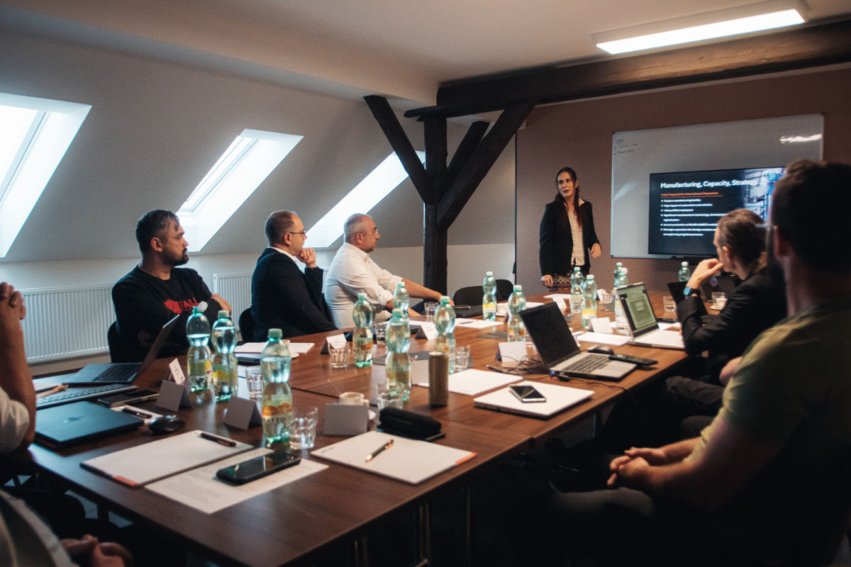 Presentation of ALFA 3 parcel locker solutions and discussion about logistics infrastructure, software, and operational requirements.
