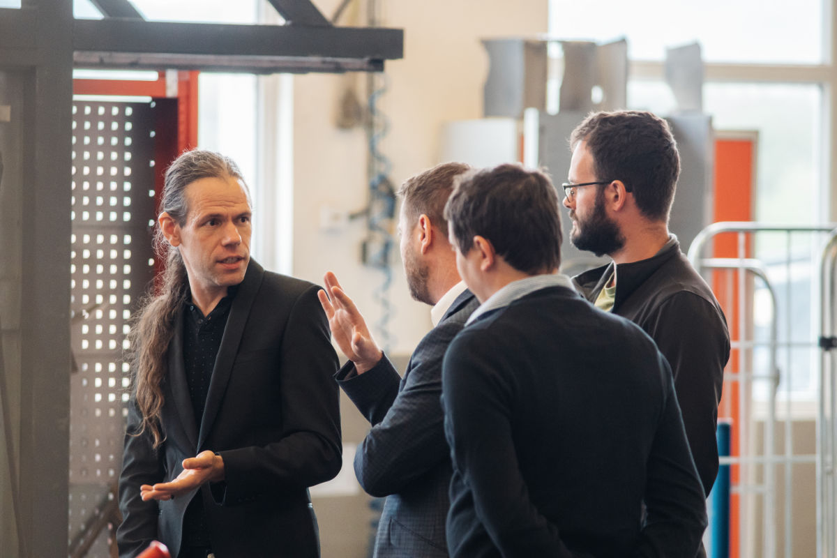 Open technical discussion about parcel locker manufacturing, software, and logistics solutions at ALFA
