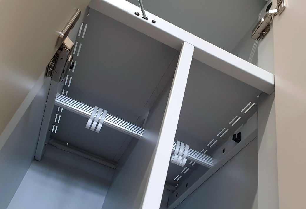 Storage shelf with an oval aluminium clothes hanging rail