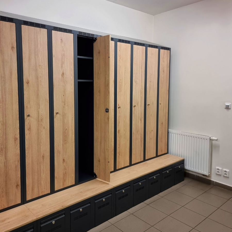 Tin garment lockers with doors and seating area in the Davos oak wood decor, with a pull-out shoe drawer.