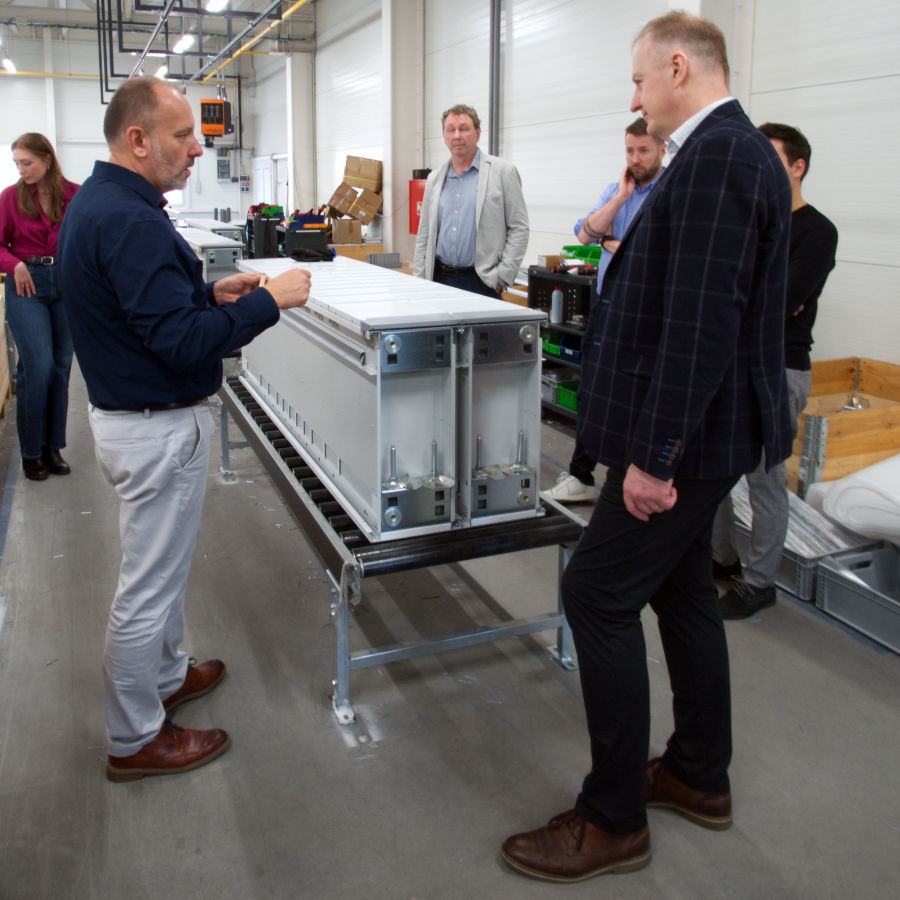 The guest became familiar with the production and assembly of parcel delivery lockers. The guest became familiar with the production and assembly of parcel delivery lockers.