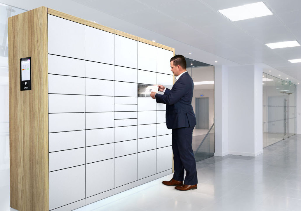 Self-service locker unit with electronic locks for sending and delivering consignments