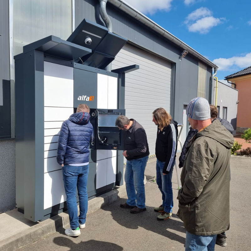 Training on the electronic equipment of contactless parcel delivery lockers