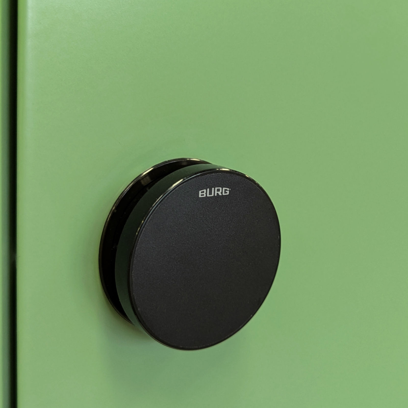 Wardrobes equipped with the Flexo chip lock
