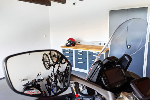 Equipping the Garage with UNI Cabinets and an ALPEDE Workbench