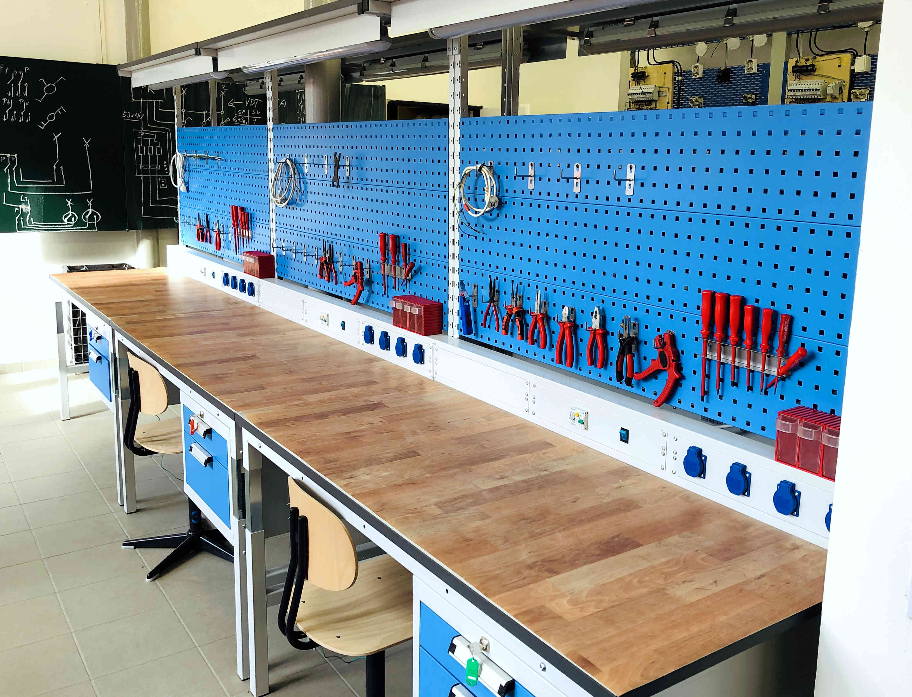 Workbenches for Hustopeče Secondary Technical School and Secondary Vocational School